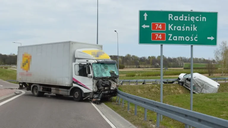 Wypadek z udziałem Mercedesa i Mana na DK 74